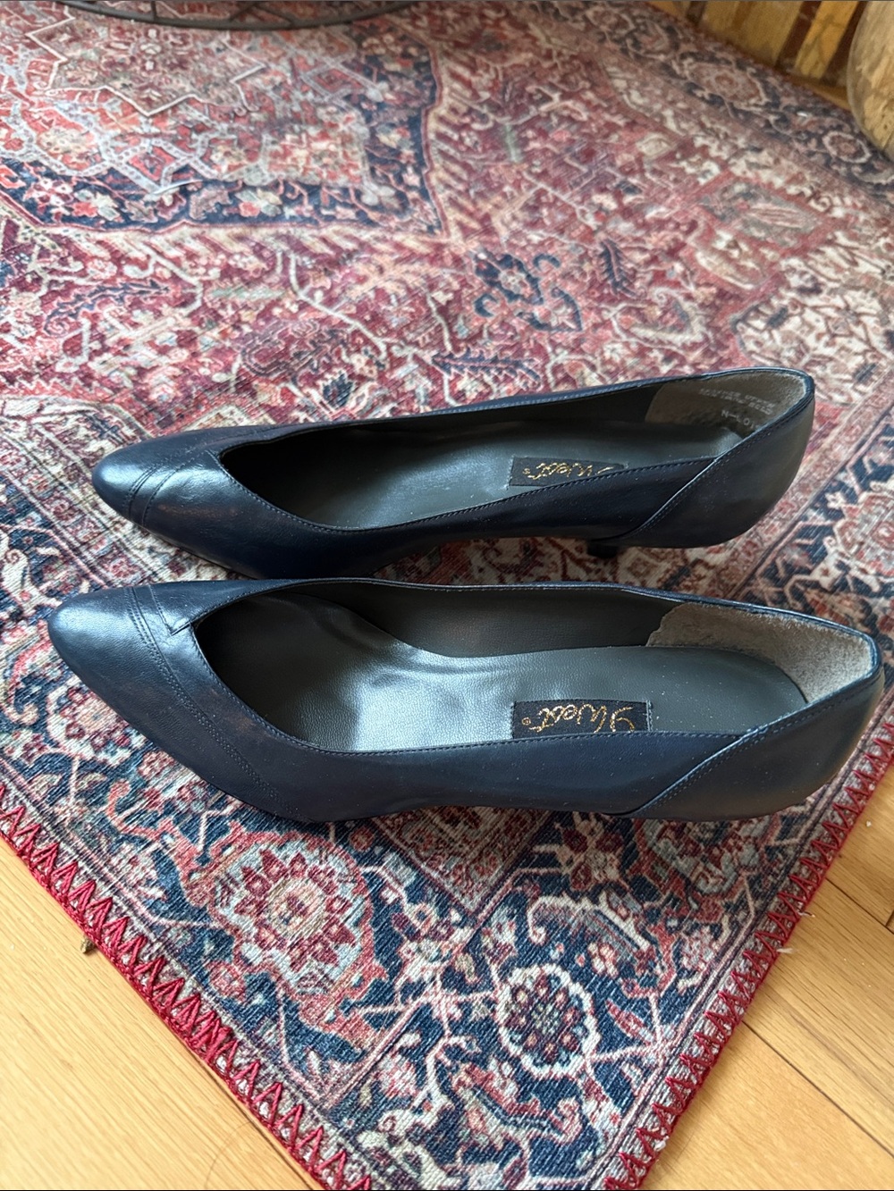 Vintage blue leather new kitten heels